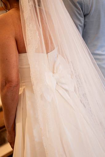 Detalhe do vestido da noiva com laço.