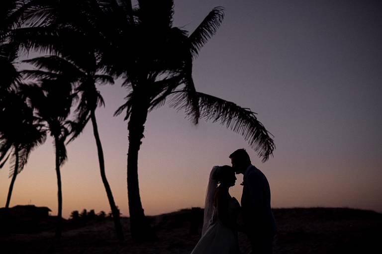 Silhueta do casal na praia.