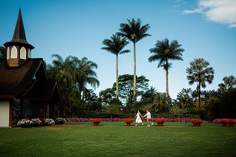 casal feliz correndo