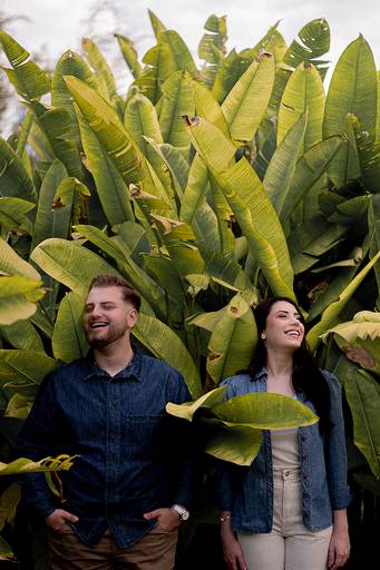 Casal sorrindo feliz
