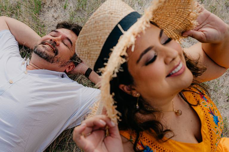 casal sorrido com os olhos fechados
