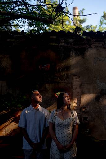 Foto do casal sobe a luz do sol