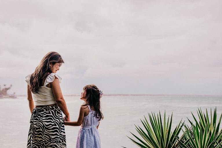 Mãe e filha se olhando.