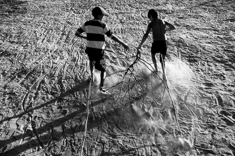 © Jean Lopes. Brincando de vaquejada, 2007. Menção honrosa no Concurso Leica-Fotografe, 2008