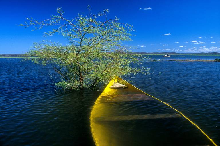 © Jean Lopes. Canoa amarela, 2000. Premiada no 24º Concurso Fotográfico Cidade de Santa Maria/RS, 2001