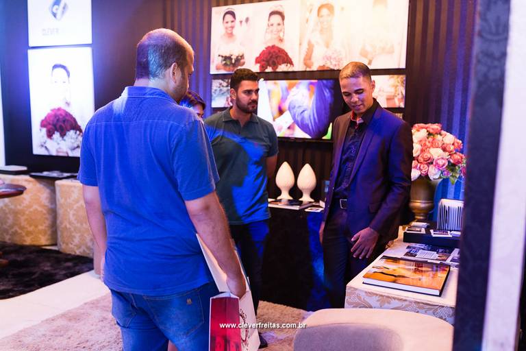 Digital Color Impressão, Laminação, Encadernação, Molduras, Fotos 3x4, Porta-retratos, impressão em camisetas, Canecas e suvenires personalizados