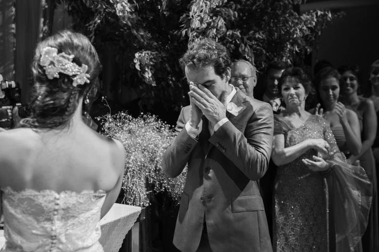 Foto tirada no estilo documental, que mostra a emoção do noivo ao ver sua futura esposa , na cerimônia de casamento 