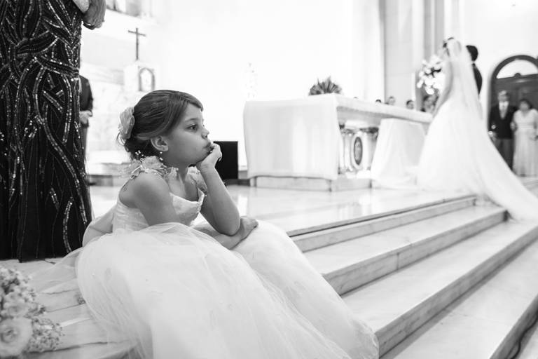 Foto da daminha de honrra da noiva, no estilo documental, que mostra o sentimento de tedio que a cerimonia de casamento promoveu naquele momento, Capela do Sion, São Paulo