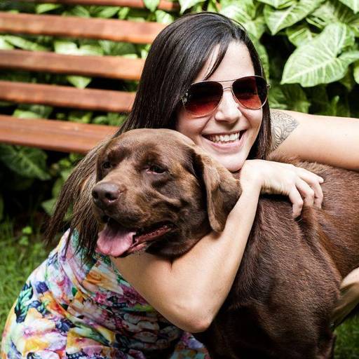 Ensaio pet em casa registrando rotina e carinho entre tutor e cachorro