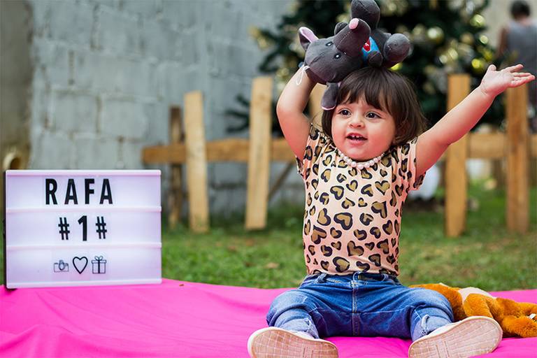 criança brincando com pelúcia