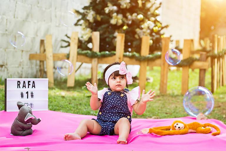 criança brincando com bolhas de sabão
