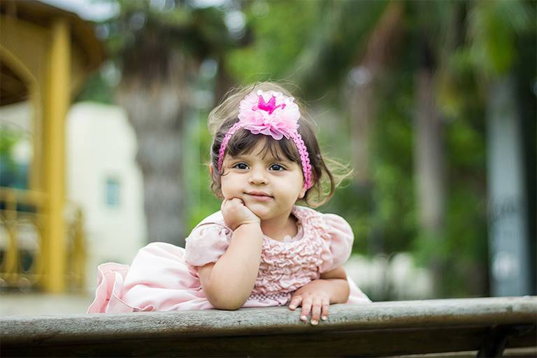 criança posando para fotos
