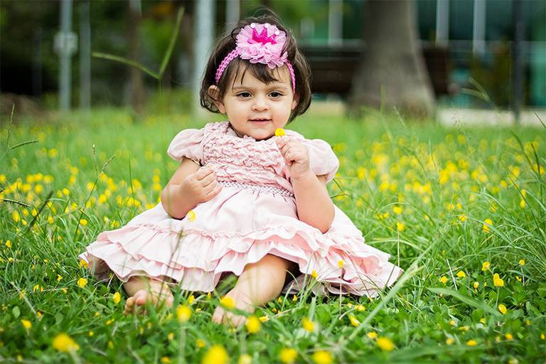 criança em meio  as flores