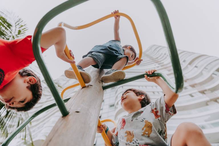 tres meninos escalam brinquedo de parquinho em condominuio da barra da tijuca
