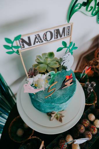 foto de bolo naked cake verde com tema sereia e suculentas sobre ele