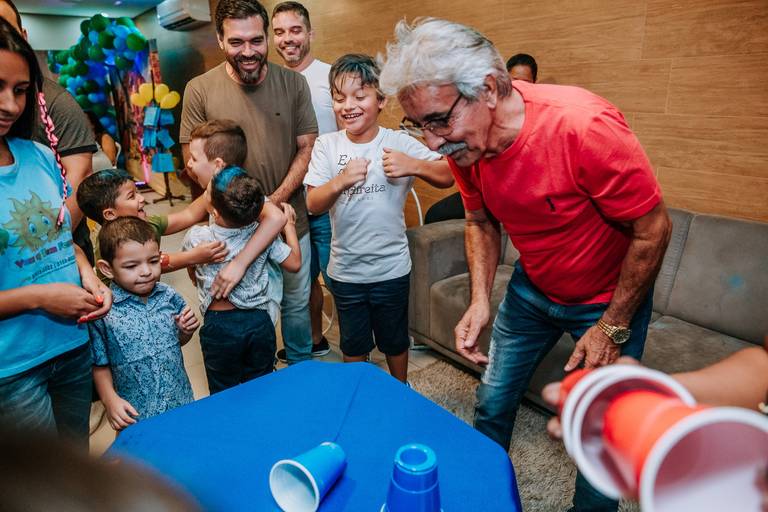 crianças e adultos se divertem 