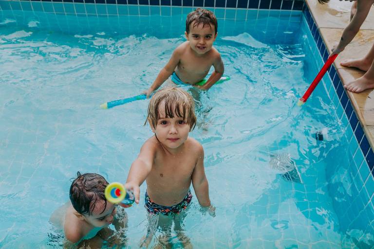 tres crianças na piscina foto tirada em plongee