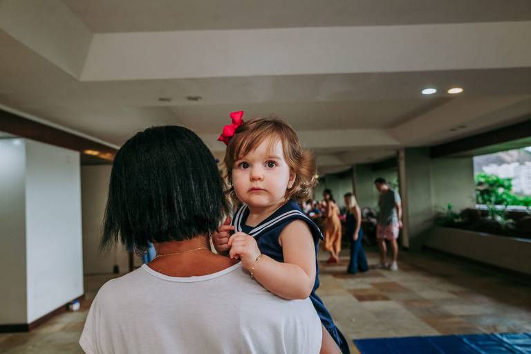 bebe^no colo da bab[á encara a camera