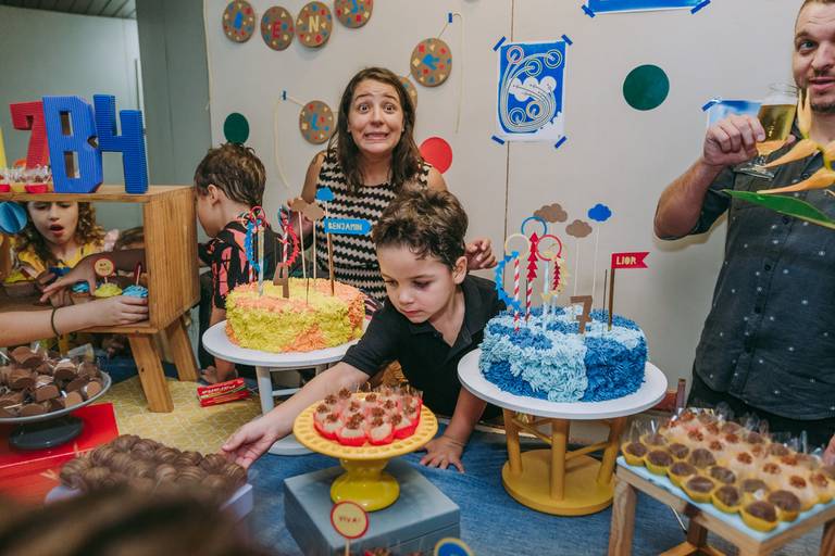 mae faz careta para foto na hora do parabéns no aniversario de seus dois filhos 