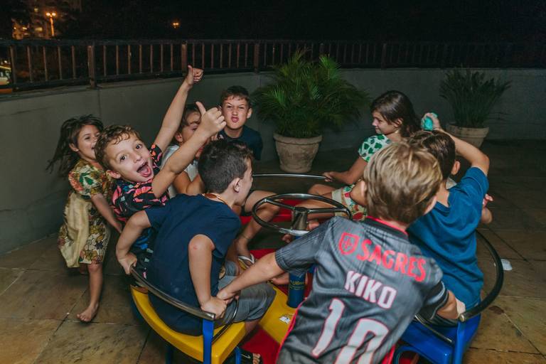 crianças fazem bagunça e se divertem em brinquedo de play de condominio no leblon