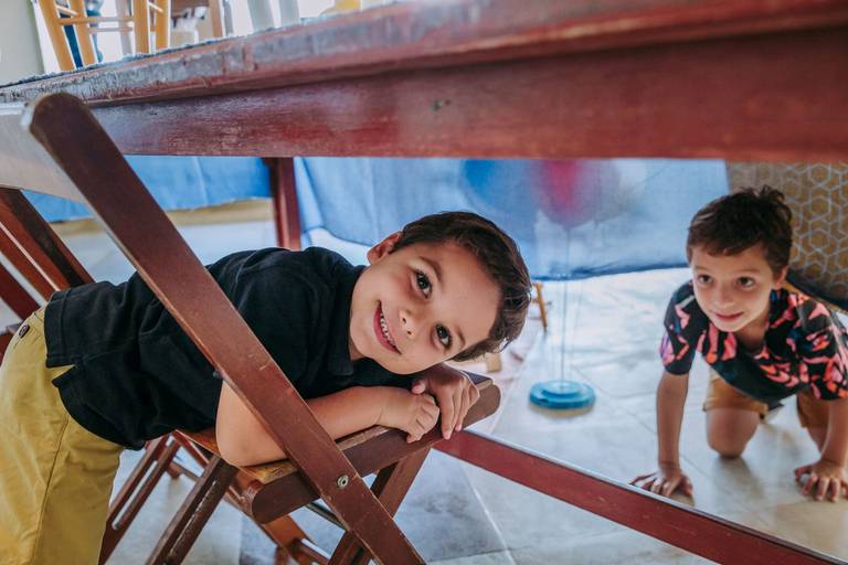 dois irmão embaixo da mesa da festa