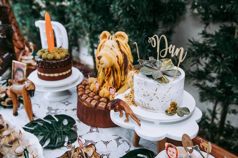 decoração de mesa tema safari com bolo de suculenta