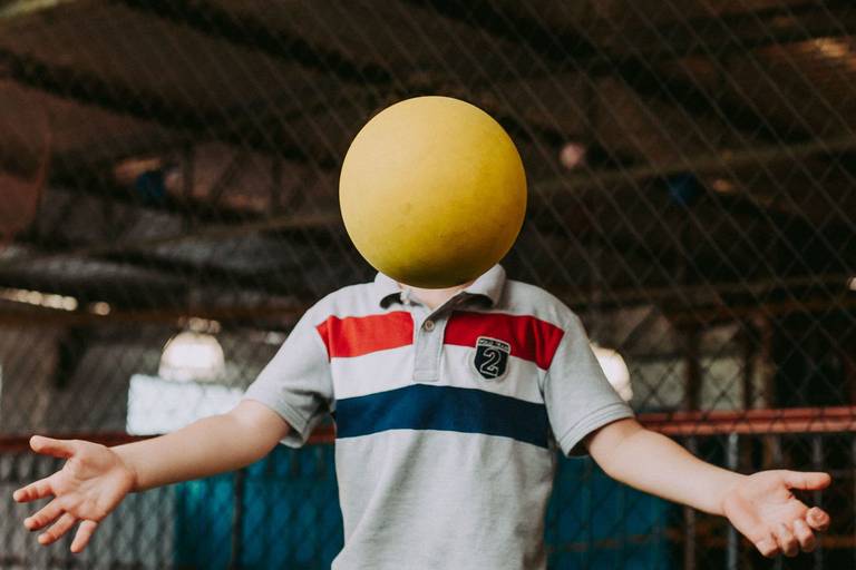 Fotografia de menino com cabela de bola de futebol num click certeiro em festa infantil na casa de festas vilarejo na barra da tijuca foto de crisbfotografia