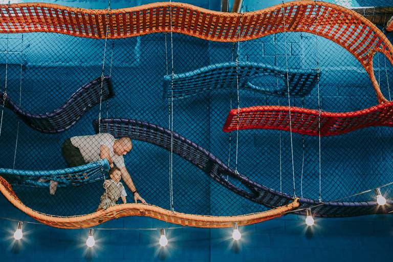 pai e filho em brinquedão