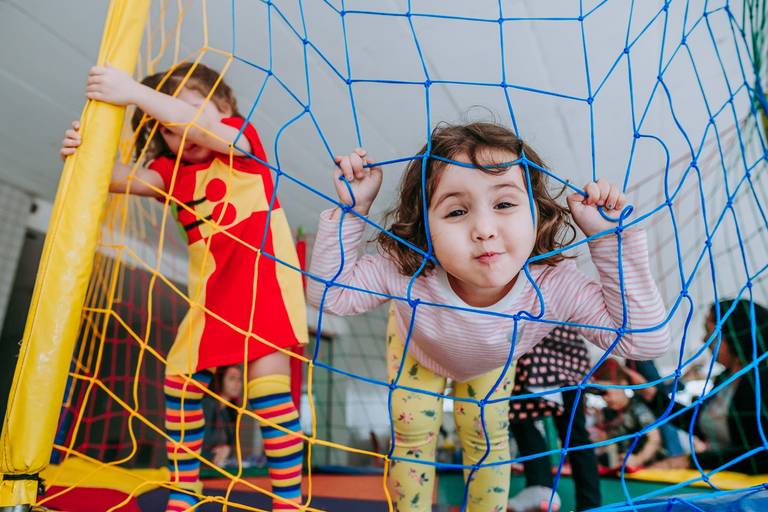 foto de duas menina brincando no pukla pula sendo que uma faz careta para o fotografo