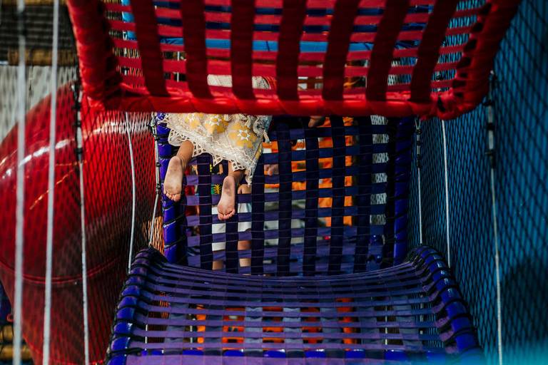 detalhe do pé sujo da criança durante sua festa de aniversario