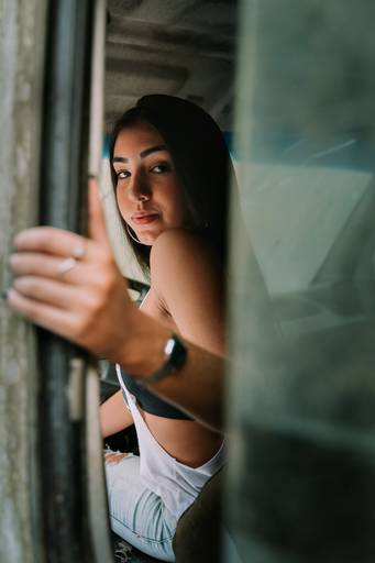 book debutante ensaio no ferro velho no rj menina dentro da van olhando pela janela