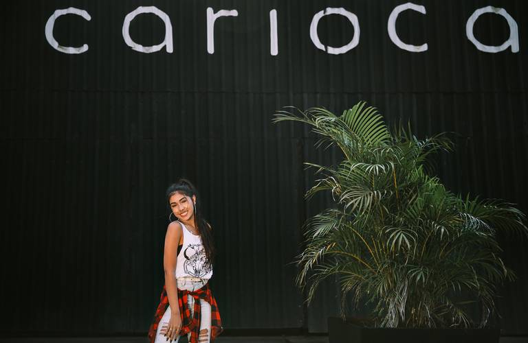 foto de menina em frente a palavra carioca