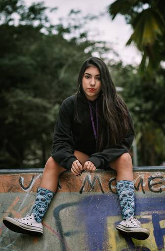 foto de menina sentada em pista de skate na lagoa no rj
