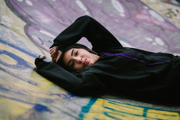 ensaio de 15 anos de menina deitada na pista de skate na lagoa no rj