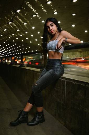 adolescente de 15 anos sendo fotografada em túnel do rj atrás rastros das luzes dos carros que passam em alta velocidade