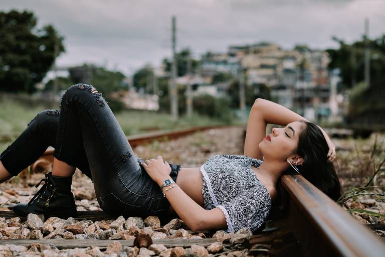 fot de menina debutante deitada na linha do trem
