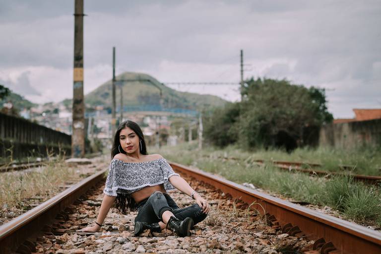 foto de menina sentada na linha do trem