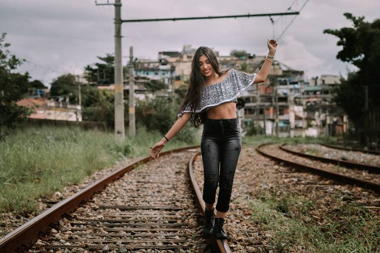 foto de menina se equilibrando na linha do trem