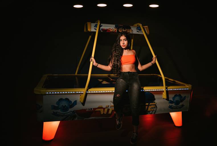 debutante sentada em mesa de jogo no parque do norte shopping rj