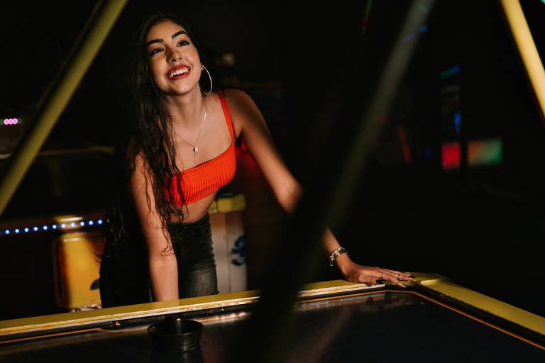 book debutante jogando e sorrindo no parque