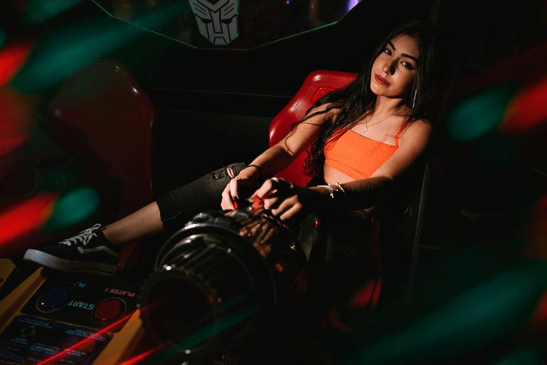 ensaio debutante no parque de diversões do norte shopping menina sentada em brinquedo de carro