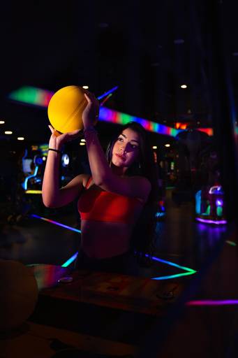 foto de book debutante arremessando uma bola de basquete em parque de jogos eletrõnicos no norte shopping rj