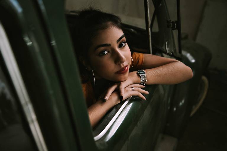 debutante na janela do fusca verde muscgo