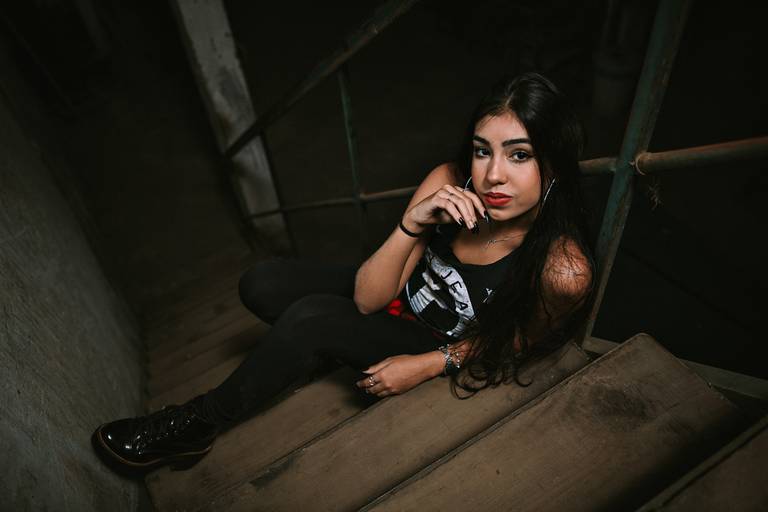 book de debutante fotografada na escadaria de uma oficina no rj