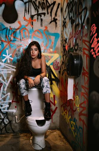 foto de book dentro do banheiro de bar todo pixado