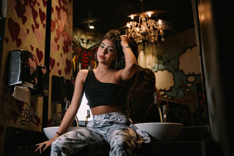 debutante sentada na pia do banheiro do bar do brooklin em higienópolis rj