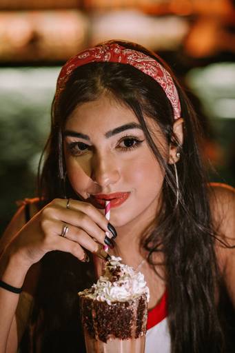 foto de menina de 15 anos tomando milkshake no bar do brooklin em higienópolis rj