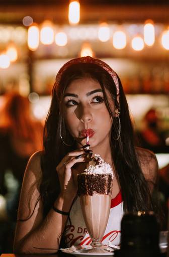 book debutante tomando milkshake no bar brooklin em Higienópolis no rj