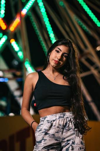 roda gigante ao fundo e debutante em primeiro plano