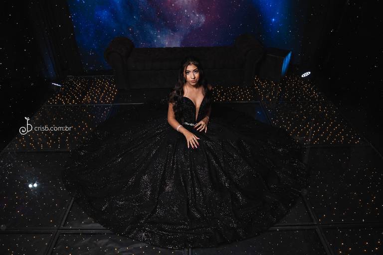 debutante  de vestido preto sentada no chão iliminado de led da casa de festas svm eventos em piedade no rj